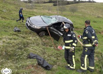 Tres personas heridas en un accidente de tráfico en Piloña tras caer su coche a una finca