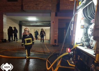 Un incendio calcina cinco vehículos en Avilés