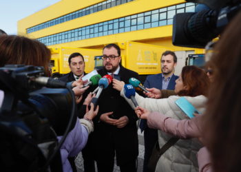 Barbón: «El siguiente paso, de no contar con los trenes, sería encadenarnos Revilla y yo en el Ministerio»