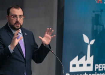 Barbón prevé que la descarbonización industrial contribuirá a una Asturias «orgullosa y que mira al futuro»