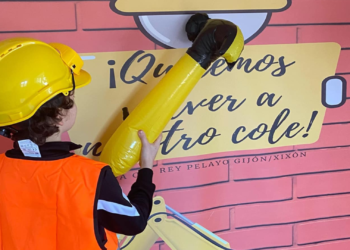 «Queremos volver al cole», el Rey Pelayo sale a la calle para pedir que se ejecuten las obras en su centro