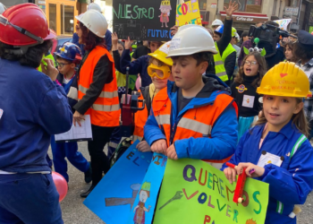 El pasacalles del Rey Pelayo se convierte en una fiesta reivindicativa: «Queremos volver a nuestro cole»