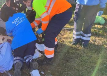 Un hombre herido grave tras quedar atrapado por una segadora en Siero