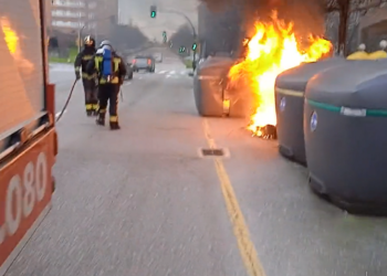 Arden tres contenedores de papel en Gijón