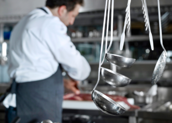 El Ayuntamiento desmiente que los niños reciban poca comida en los colegios: «Igual comen mejor unas croquetas o unas pizzas»