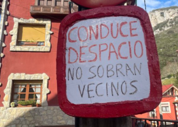 La curiosa señal que ya se ha hecho viral en Asturias: «Conduce despacio. No sobran vecinos»