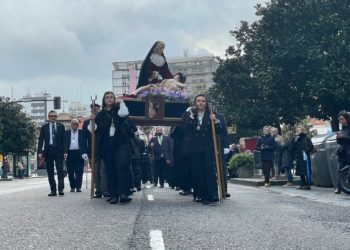 Cofradías realizan el primer traslado público de una imagen en la Semana Santa gijonesa