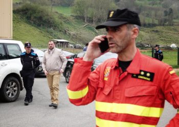 El fuego avanza y obliga a desalojos en Valdés, Villayón y Tineo