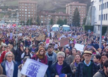 Las calles de Mieres se tiñen de morado: «Juntas somos más fuertes, unidas imparables»