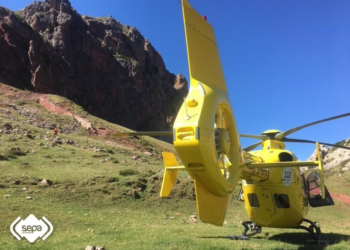 Evacuan a un escalador al HUCA que se fracturó la pierna en Penamellera Baja
