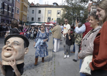 Olaya Suárez (Podemos) demanda una ley autonómica LGTBI en el homenaje a Rambal