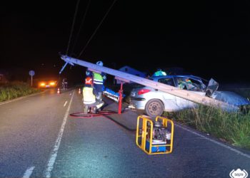 Trasladan a Jarrio a un hombre herido tras salirse el coche de la vía en El Franco