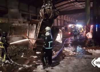 Bomberos extinguen un incendio en una nave de chatarra en Carreño