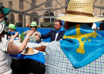 Galería | Barbón, uno más en la gran Comida en la calle de Avilés