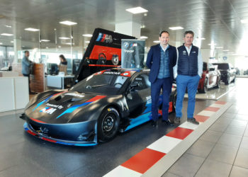 El piloto Jesús Álvarez visita las instalaciones de TRIOCAR junto a su Silver Car S3  