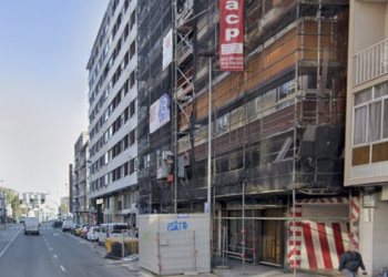 La Policía investiga la caída de una mujer con su hija desde un quinto piso en Avilés