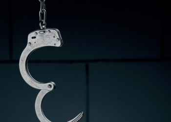 Prisión para el abuelo de la niña cuya madre arrojó por la ventana y el juez da la custodia al padre