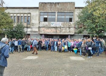 Ceares se echa a la calle para exigir el desbloqueo de la rehabilitación del Hogar