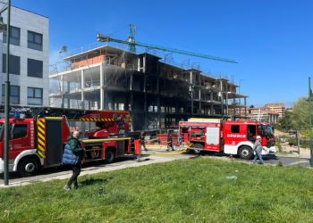 Un incendio en un edificio en construcción desata la alarma en La Coría