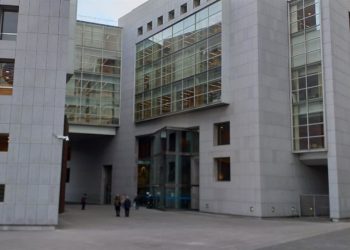 Decretan libertad provisional para el acusado de agredir a cuatro agentes al ser detenido en Oviedo