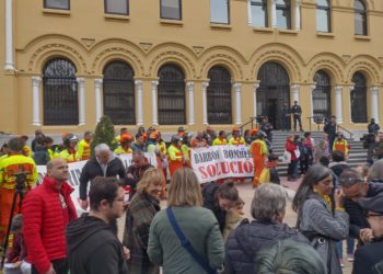 Cerca de 300 personas protestan frente a Presidencia: «Asturias no arde, la queman»