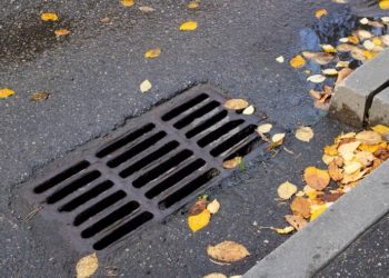 Codicia por las alcantarillas: detenidas cuatro personas en Gijón por el hurto de 14 rejillas