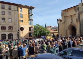 Autoridades y compañeros dicen adiós al Guardia Civil Dámaso Guillén en la Catedral de Oviedo