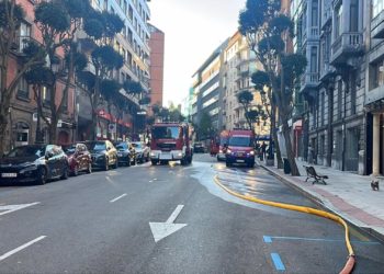 Desalojan vecinos de la calle Cervantes de Oviedo por un coche en llamas