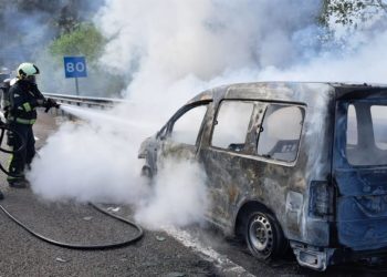 Sofocado el incendio de una furgoneta en la A-8