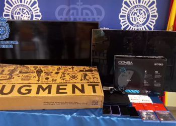 Detenidos en Gijón tres presuntos miembros de un grupo dedicado a estafar a compañías telefónicas