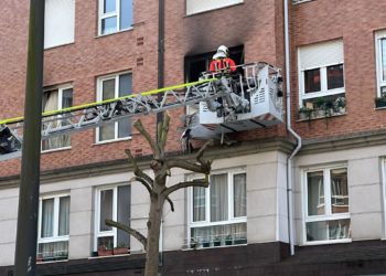 Trasladada una persona al HUCA por respirar el humo de un incendio dentro de un inmueble