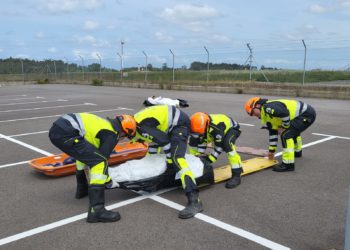Un espectacular simulacro de accidente aéreo toma el aeropuerto de Asturias