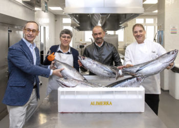 El primer Bonito del Norte, que bate precio, se consumirá en las cocinas solidarias de Asturias