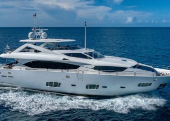 Sin motor y a la deriva frente a la costa asturiana