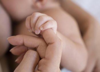 Nuevo golpe a la natalidad: ni un hijo al año de media en Gijón