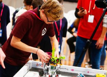Piezas, ingenio y ciencia: la First Lego League aterriza en Asturias