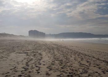 Hallan el cadáver de una joven en la playa de Salinas