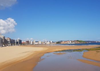 Medio Ambiente transfiere a Gijón una ayuda de 140.000 euros para limpieza de playas
