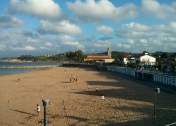 Hallan el cuerpo de una mujer de unos 55 años en la playa de Luanco