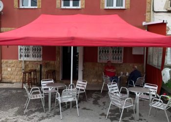 Un bar, colegio electoral de una parroquia de Corvera