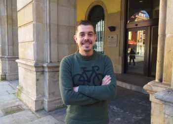 Llana (IU-Más País-IAS ) plantea que los entornos escolares sean «zonas de especial protección de la salud»