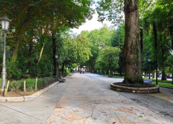Oviedo celebra este Martes de Campo con 3.500 bollos y botellas de vino en el Campo San Francisco