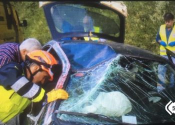 Trasladado al HUCA un hombre de 30 años tras volcar su vehículo en Santo Adriano