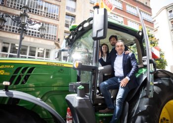 Cs firma el contrato rural: «A las puertas de nuestros ganaderos ha llegado antes el lobo que Internet»