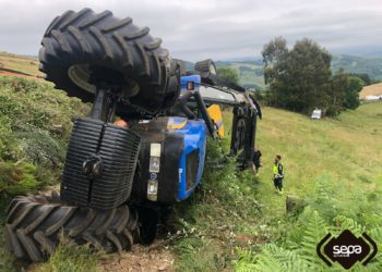 VÍDEO: Evacuado en helicóptero tras volcar su tractor en Allande