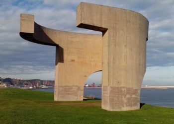 La Policía Nacional salva a un hombre que intentó saltar desde el Cerro