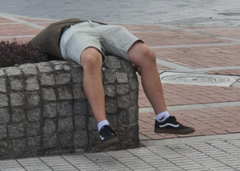 Foto: La Policía ‘rescata’ a un hombre que dormía en Poniente