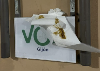Vandalizan la sede de Vox Gijón con excrementos