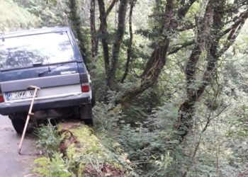 Herido grave un conductor tras caer por un desnivel de diez metros en Grado