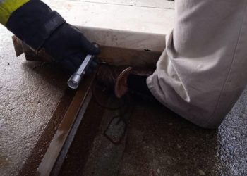 Rescatan a un hombre que quedó atrapado en una máquina de autolavado